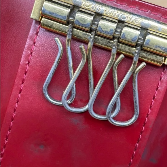 โญ๏ธSOLDโญ๏ธ Vintage Louis Vuitton 4-Key Keyholder in Cherry Vernis Leather - Picture 6 of 8